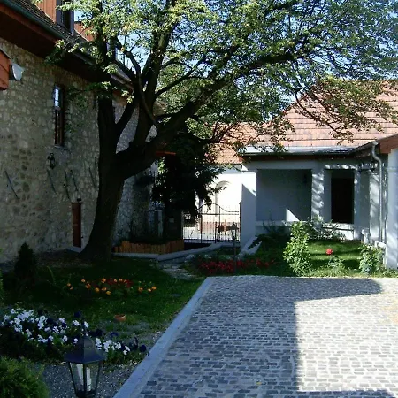 Trifecta Udvarhaz Guest house Tallya