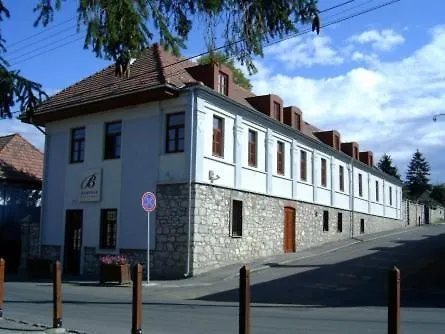Trifecta Udvarhaz Guest house *
