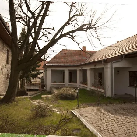 Trifecta Udvarhaz Guest house