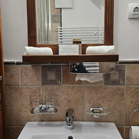Trifecta Udvarhaz Guest house *
