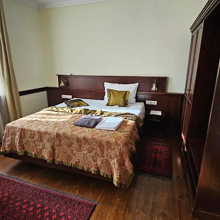 Trifecta Udvarhaz Guest house