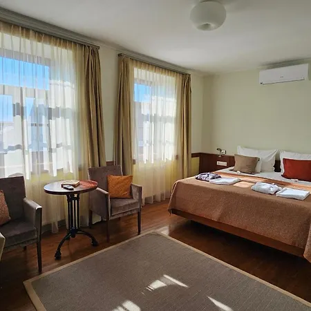Trifecta Udvarhaz Guest house *