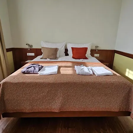 Trifecta Udvarhaz Guest house Tallya
