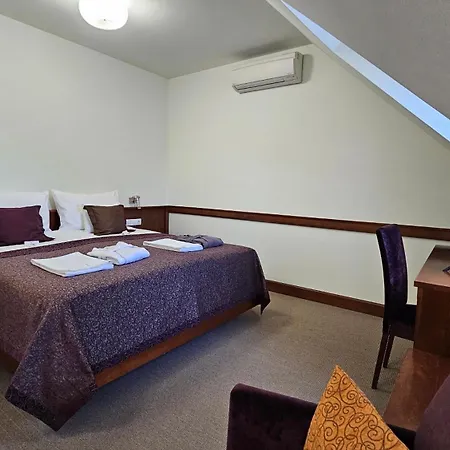 Trifecta Udvarhaz Guest house *