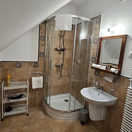 Trifecta Udvarhaz Guest house *